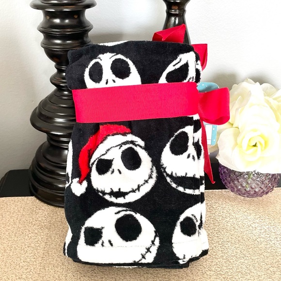 New Set of 2 The Nightmare Before Christmas Santa Jack Skellington Hand Towels - Picture 5 of 6